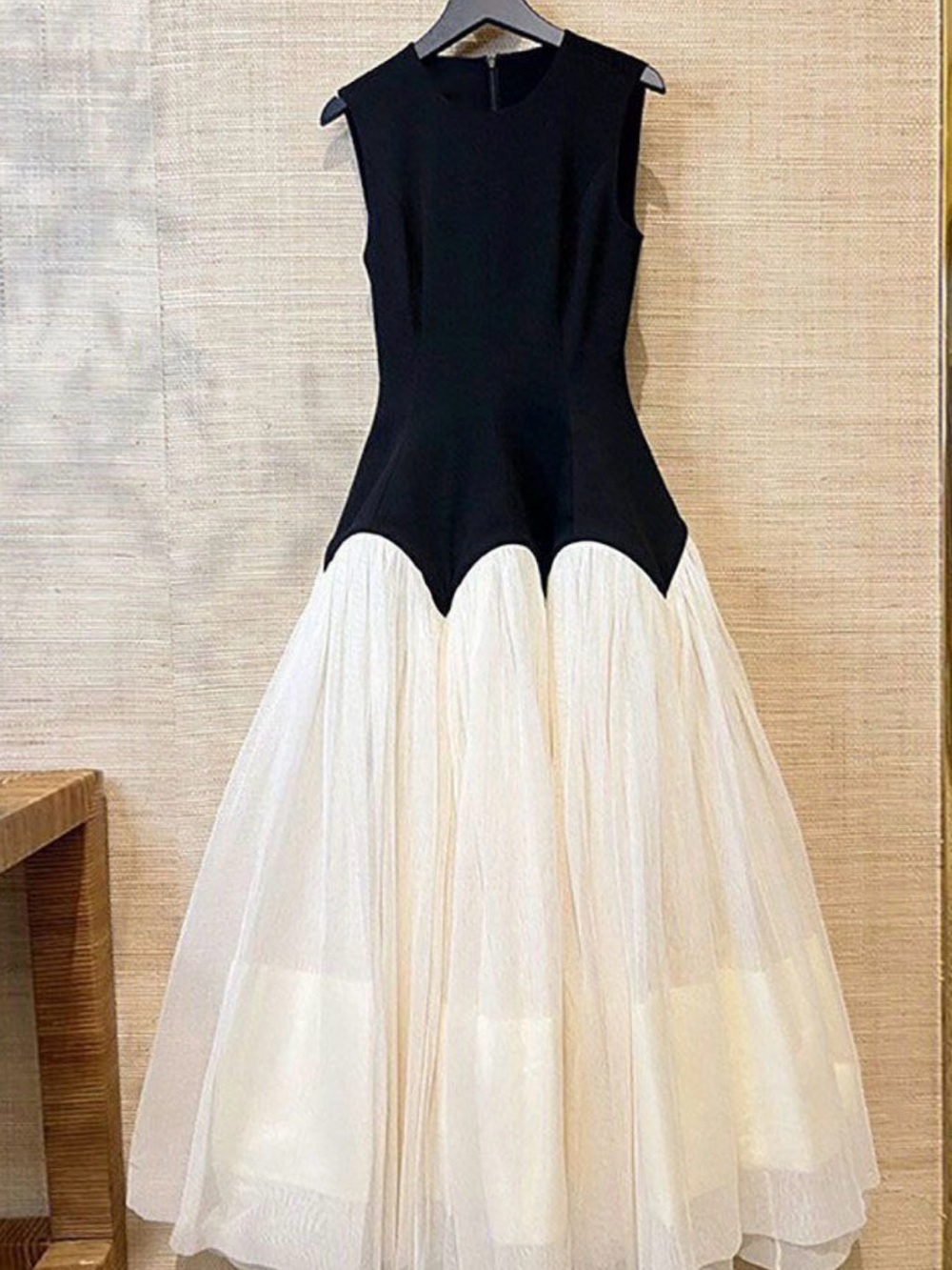 Commense Black and Cream Sleeveless Scallop Midi Dress med
